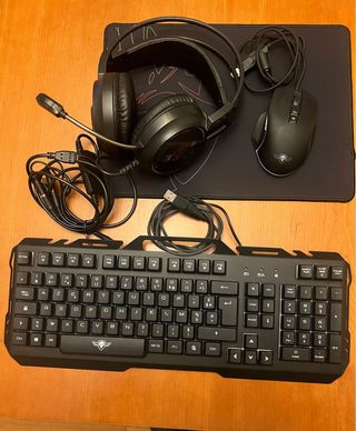 Set tastiera azerty + mouse + mouse pad + cuffie con microfono