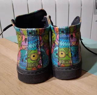 Botas artesanales con estampado de búhos
