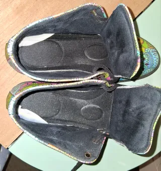 Botas artesanales con estampado de búhos