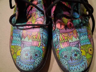 Botas artesanales con estampado de búhos