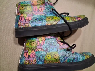 Botas artesanales con estampado de búhos