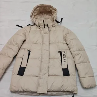 Chaqueta plumífero beige con capucha