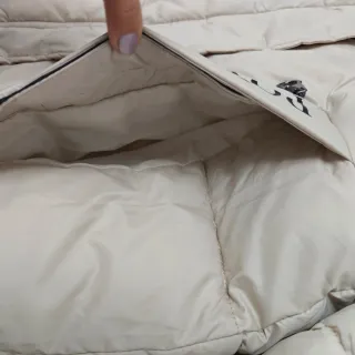 Chaqueta plumífero beige con capucha