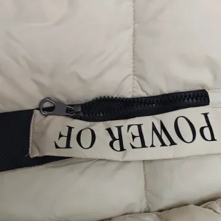 Chaqueta plumífero beige con capucha