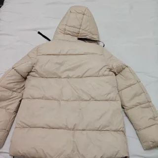 Chaqueta plumífero beige con capucha