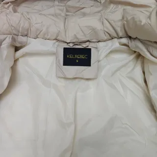 Chaqueta plumífero beige con capucha