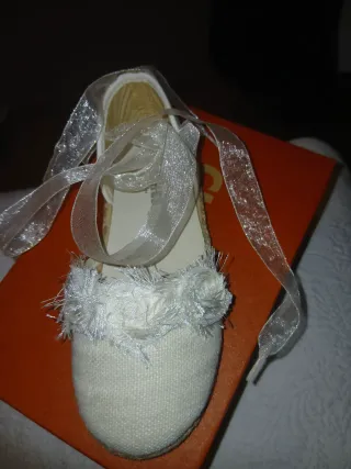 Vestido de fiesta beige y blanco