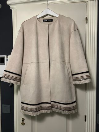 Chaqueta Zara Beige con Bordados Dorados