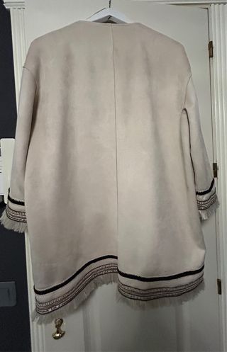 Chaqueta Zara Beige con Bordados Dorados