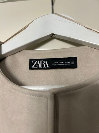 Chaqueta Zara Beige con Bordados Dorados
