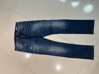 Pantalón vaquero desgastado
