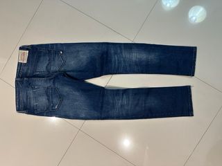 Pantalón vaquero desgastado