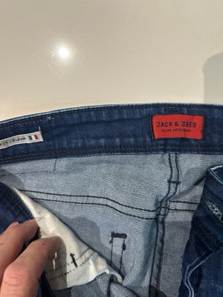 Pantalón vaquero desgastado