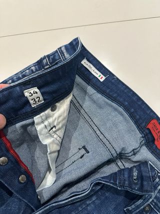 Pantalón vaquero desgastado