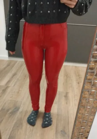 Pantalón vinilo rojo