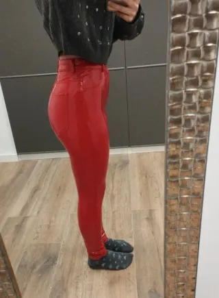 Pantalón vinilo rojo