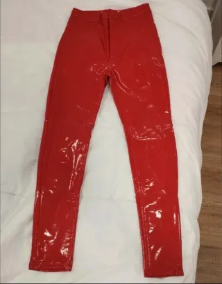 Pantalón vinilo rojo