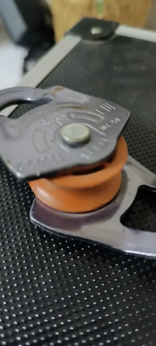 Polea Petzl para izar material