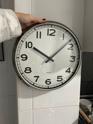 Reloj de pared plateado