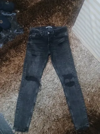 Pantalones vaqueros grises desgastados