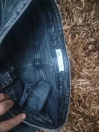 Pantalones vaqueros grises desgastados