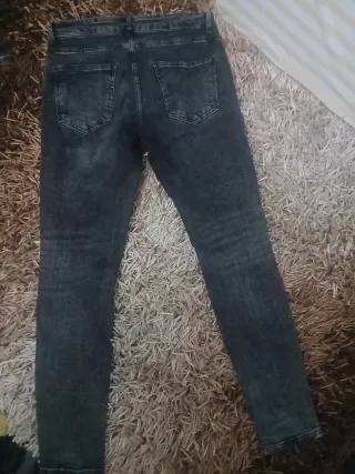 Pantalones vaqueros grises desgastados