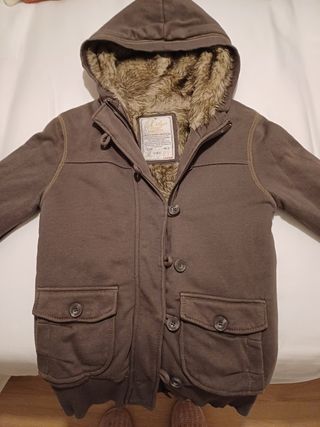 Chaqueta marrón con capucha y pelo