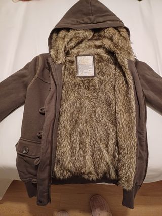 Chaqueta marrón con capucha y pelo