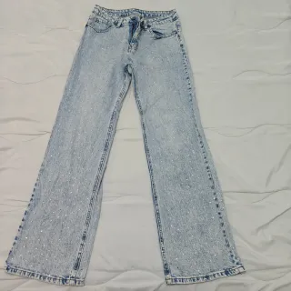 Pantalones vaqueros con pedrería puesto una vez