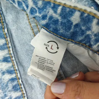 Pantalones vaqueros con pedrería puesto una vez