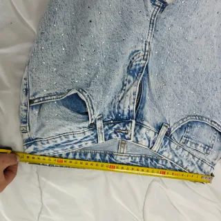 Pantalones vaqueros con pedrería puesto una vez