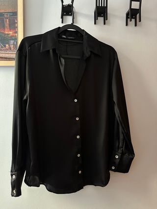 Blusa satinada negra – ZARA – Talla XS – Fluida