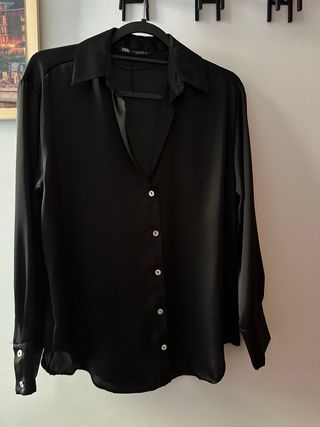 Blusa satinada negra – ZARA – Talla XS – Fluida