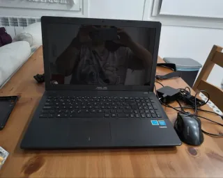 Portátil Asus F551C Negro