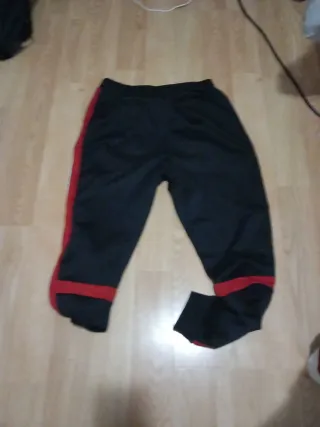Pantalón de chándal largo negro y rojo