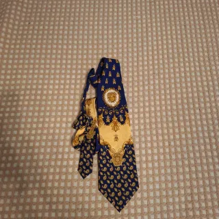 Corbata azul y dorada con estampado