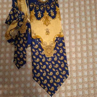 Corbata azul y dorada con estampado