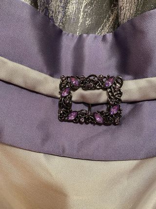 Vestido elegante gris y morado