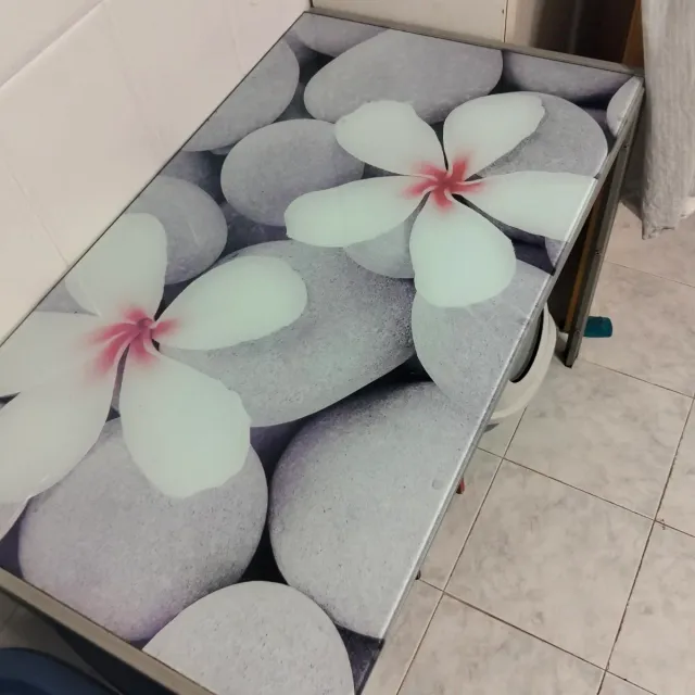 Mesa de cristal y metal con flores