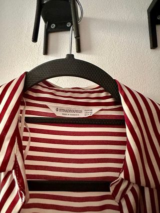 Camisa de rayas rojas y blancas Stradivarius
