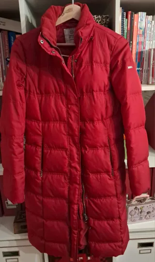 Plumífero rojo acolchado de plumas.