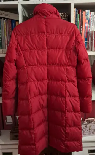 Plumífero rojo acolchado de plumas.