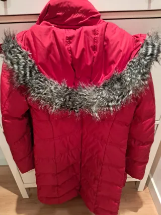 Plumífero rojo acolchado de plumas.