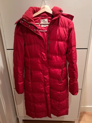 Plumífero rojo acolchado de plumas.