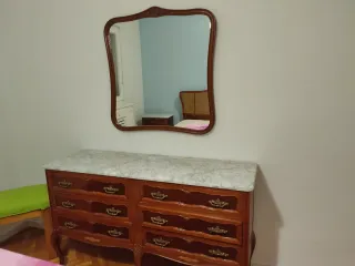 Comodini e cassettiera in legno con marmo