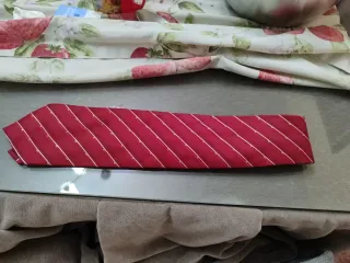 Corbata roja con rayas blancas