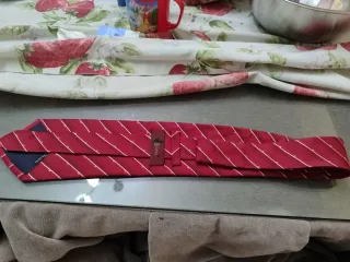 Corbata roja con rayas blancas