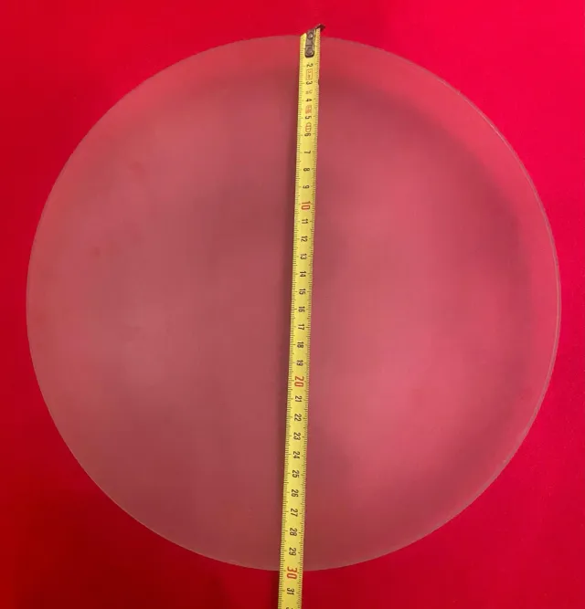 Plafón de cristal con detalles metálicos