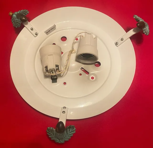 Plafón de cristal con detalles metálicos