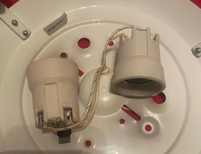 Plafón de cristal con detalles metálicos